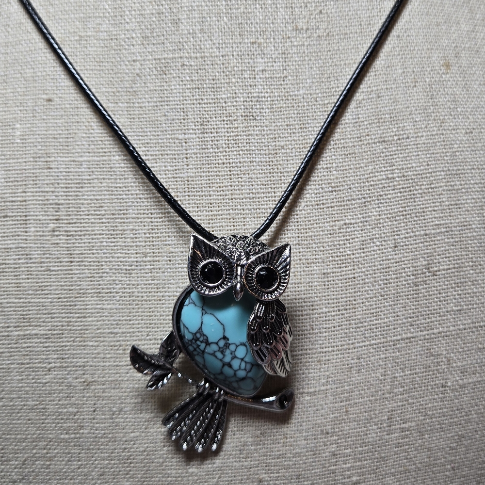 Silver and Blue Howlite Owl Pendant Necklace. TB75